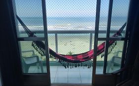 Apartamento com sacada frente ao mar